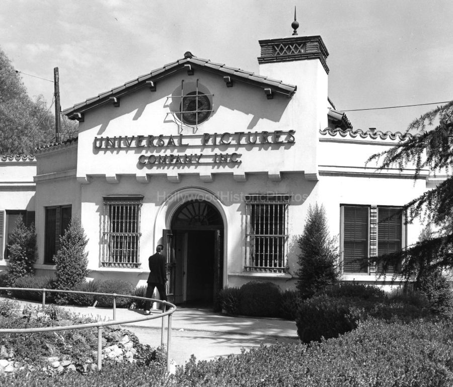 Universal Administration Building 1940 2 wm.jpg